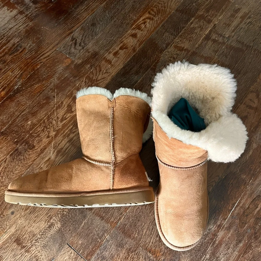 UGG Bailey Button Chestnut